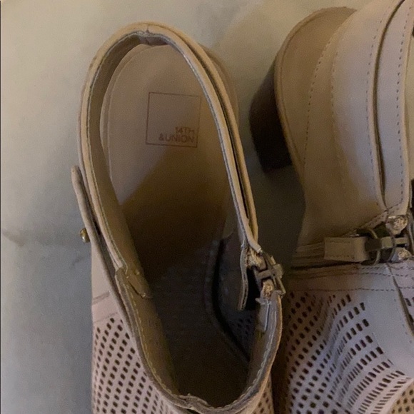 Open toed booties - Picture 5 of 5